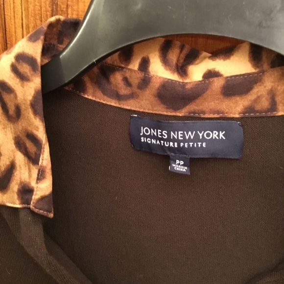 Jones NY pullover blouse, size is PP, NWT - Picture 3 of 3